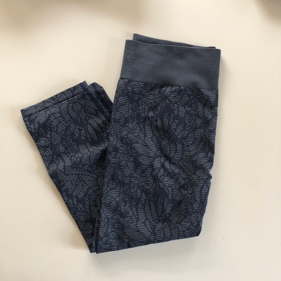 Fabletics Navy Blue Floral Seamless Capri Leggings - Picture 2 of 7